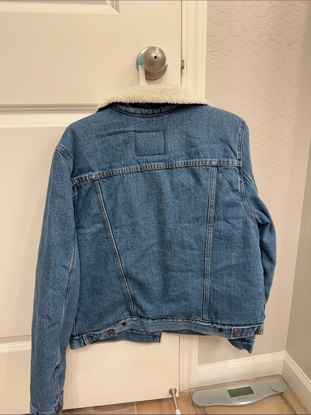 Levi's Blue Denim Jacket with Cream Sherpa Lining - Picture 4 of 4